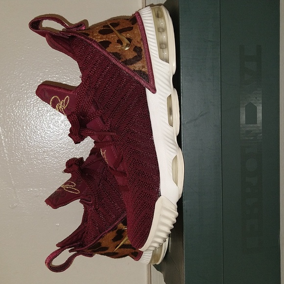 Lebron James XVI 16 King Maroon Sneakers - Picture 2 of 10